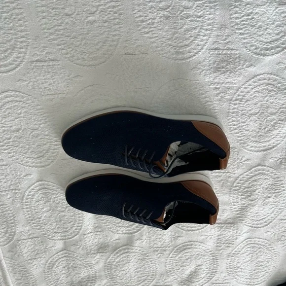G.H. Bass & Co: NWOT Navy with Brown Leather Trim Lace Up Casual Shoes, Size 13.